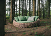 Sfeerfoto van de Apple Bee Cocoon lounge daybed gemaakt in een bos