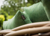 Detailfoto van het combinatie van het fijne vlechtwerk en de comfortabele kussens van het Apple Bee Cocoon lounge daybed.